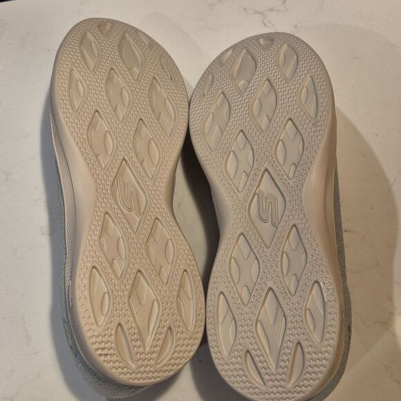 Skechers 9.5 New - Picture 9 of 9
